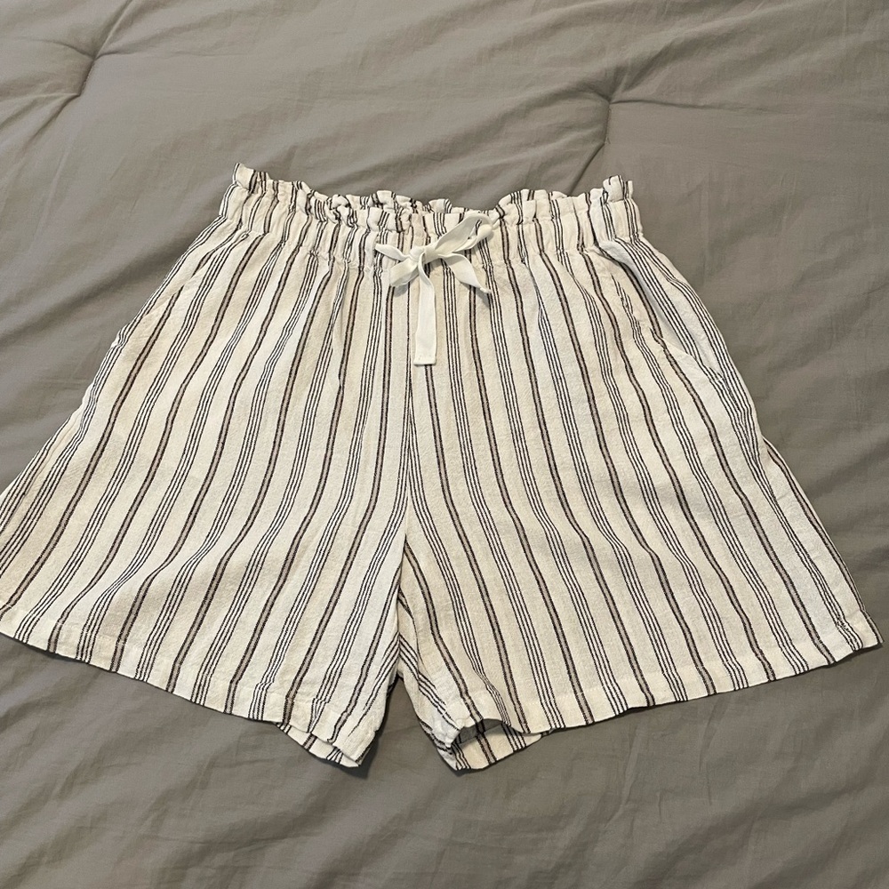 Ellen Tracy Linen High Waist White and Black Shorts with Paper Bag Style…